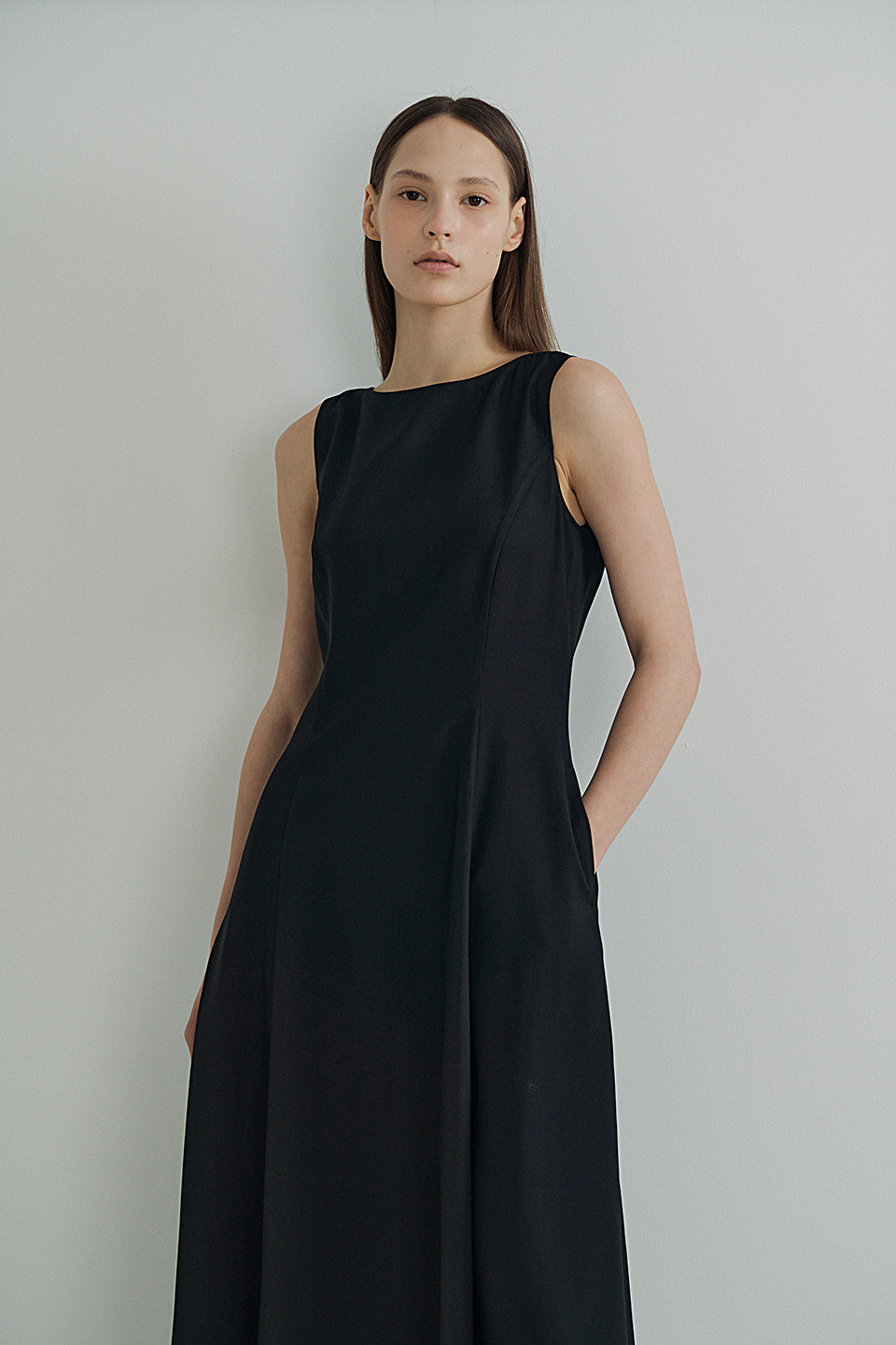 Flare Sleeveless Dress (Black)